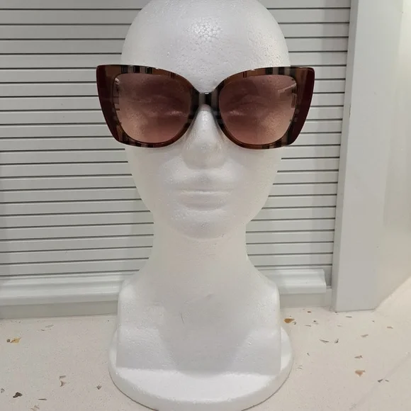 NWT Burberry Sunglasses - Picture 6 of 11